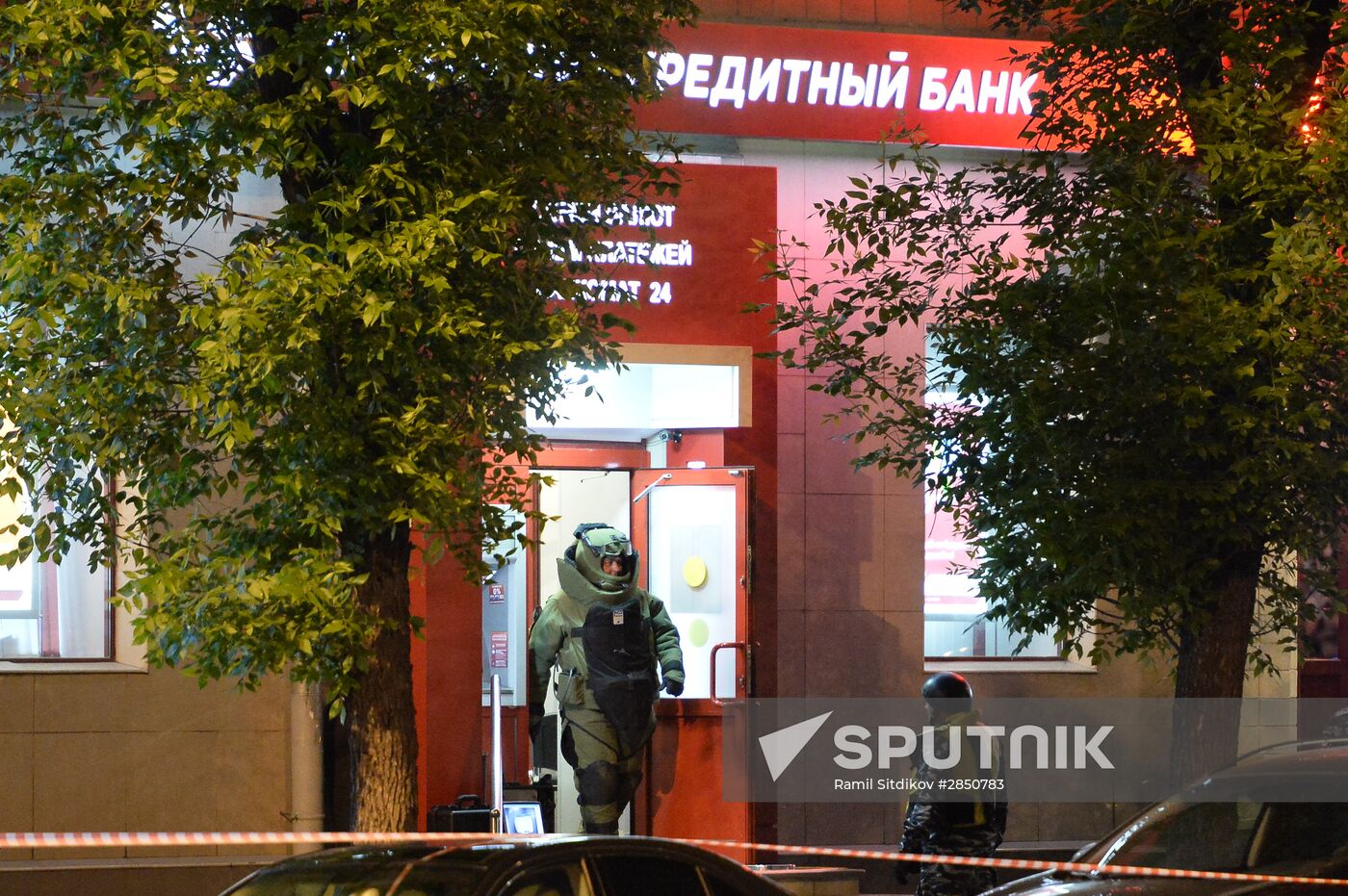 Bank robber killed after taking hostages in Moscow