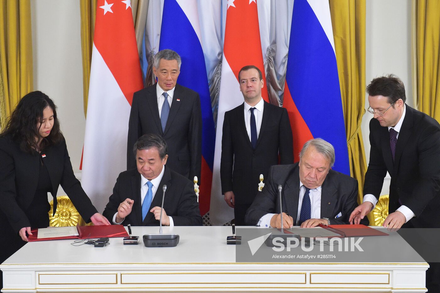 Russian Prime Minister Dmitry Medvedev meets with Prime Minister of Singapore Lee Hsien Loong