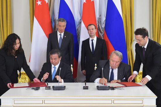 Russian Prime Minister Dmitry Medvedev meets with Prime Minister of Singapore Lee Hsien Loong