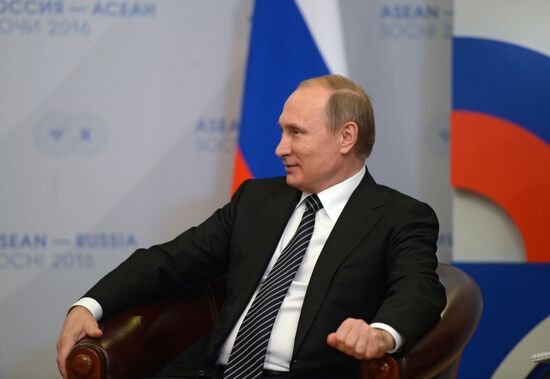 Russian President Vladimir Putin's bilateral meeting with Prime Minister of Singapore Lee Hsien Loong
