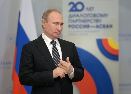 Russian President Vladimir Putin's bilateral meeting with Prime Minister of Singapore Lee Hsien Loong