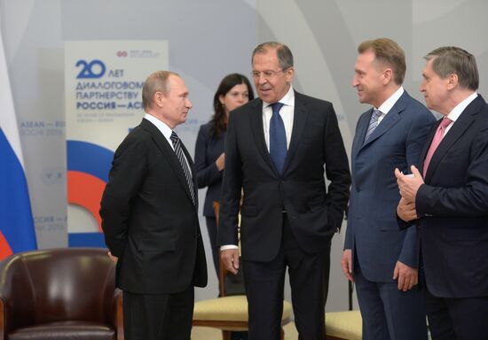 Vladimir Putin's bilateral meeting with Prime Minister of Singapore Lee Hsien Loong