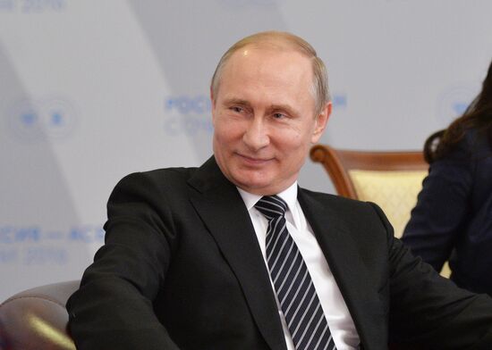 Russian President Vladimir Putin's bilateral meeting with Prime Minister of Singapore Lee Hsien Loong