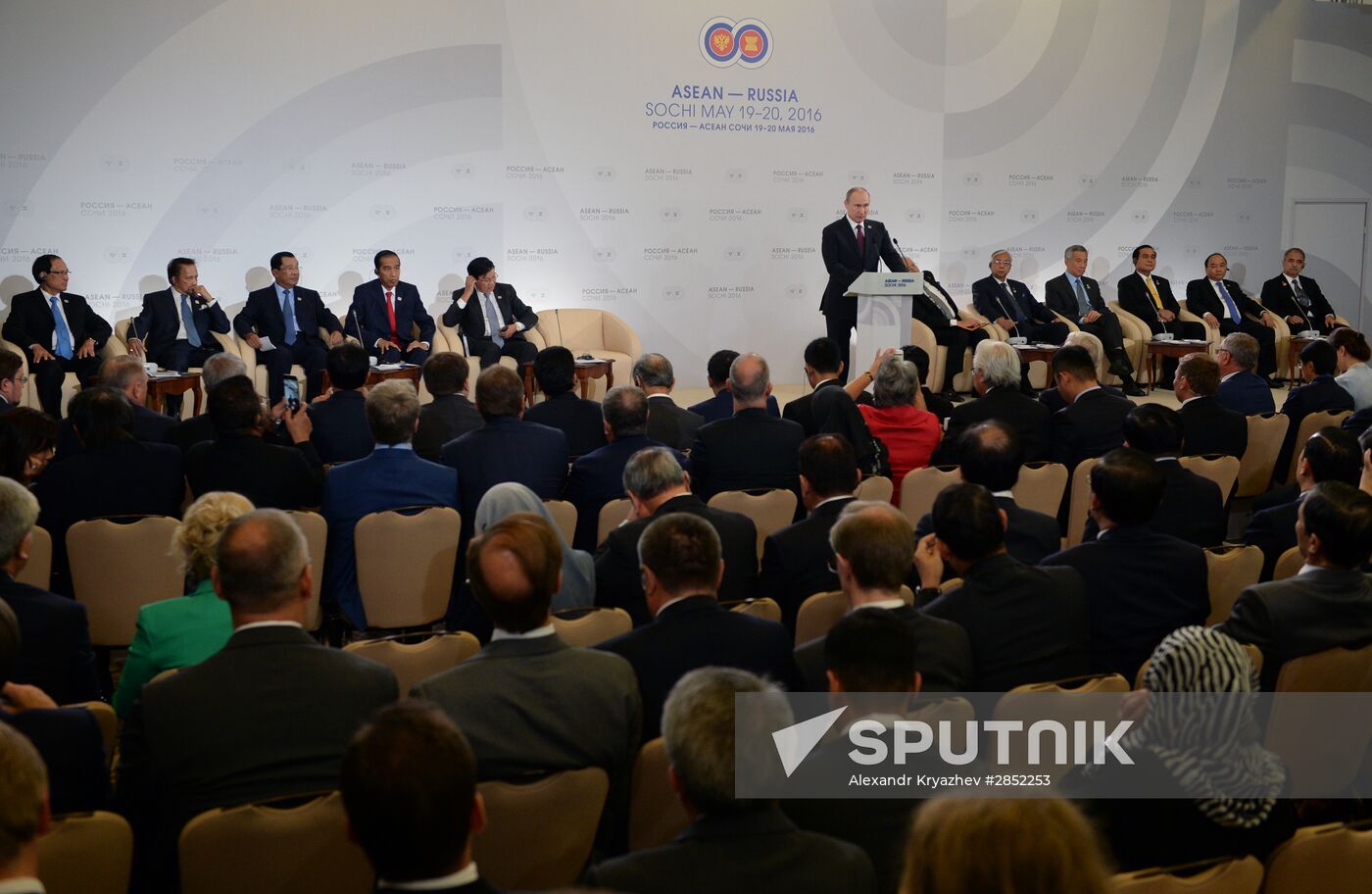 Delegation heads - ASEAN-Russia Summit participants meet with ASEAN-Russia Business Forum members