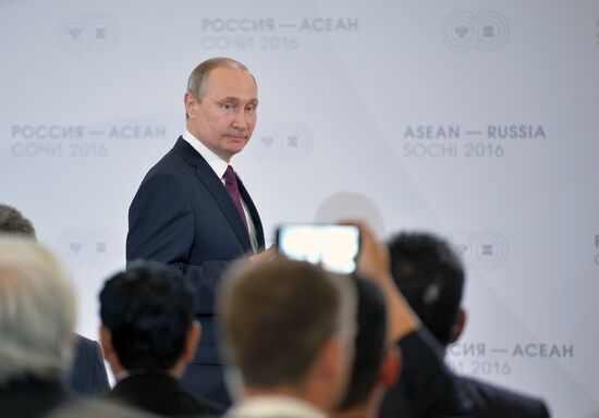 Delegation heads - ASEAN-Russia Summit participants meet with ASEAN-Russia Business Forum members