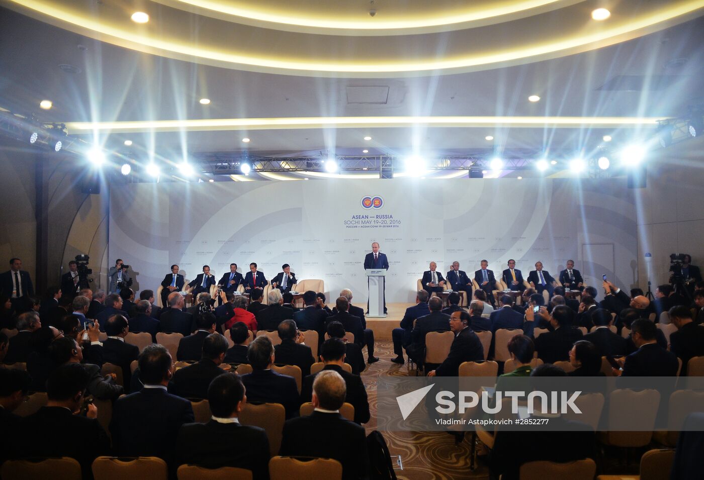 Delegation heads - ASEAN-Russia Summit participants meet with ASEAN-Russia Business Forum members