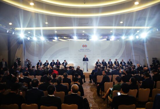 Delegation heads - ASEAN-Russia Summit participants meet with ASEAN-Russia Business Forum members