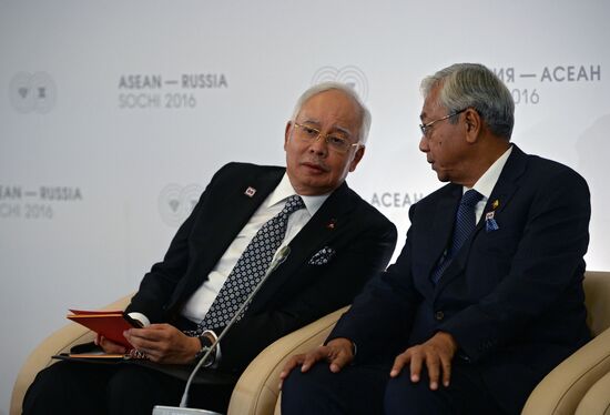 Delegation heads - ASEAN-Russia Summit participants meet with ASEAN-Russia Business Forum members