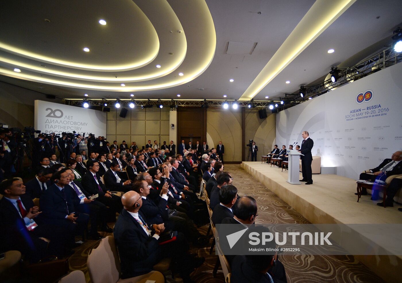 Delegation heads - ASEAN-Russia Summit participants meet with ASEAN-Russia Business Forum members