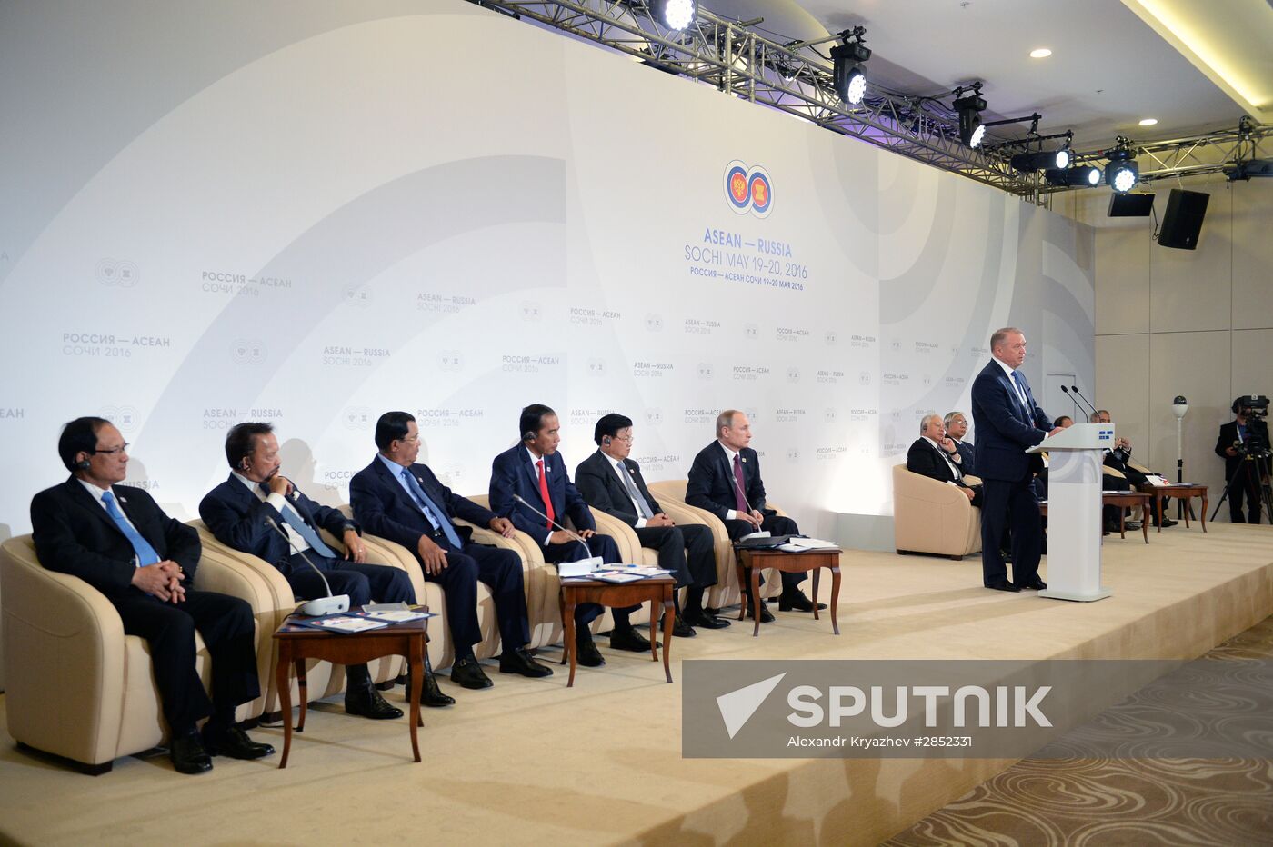 Delegation heads - ASEAN-Russia Summit participants meet with ASEAN-Russia Business Forum members