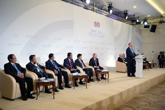 Delegation heads - ASEAN-Russia Summit participants meet with ASEAN-Russia Business Forum members
