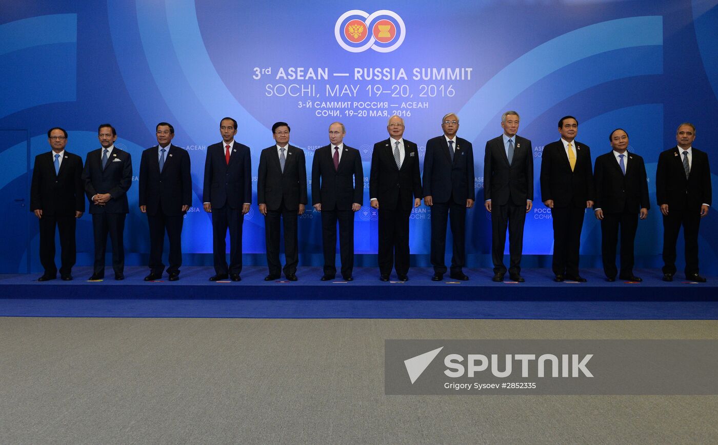 Joint photo session of delegation heads - ASEAN-Russia Summit participants