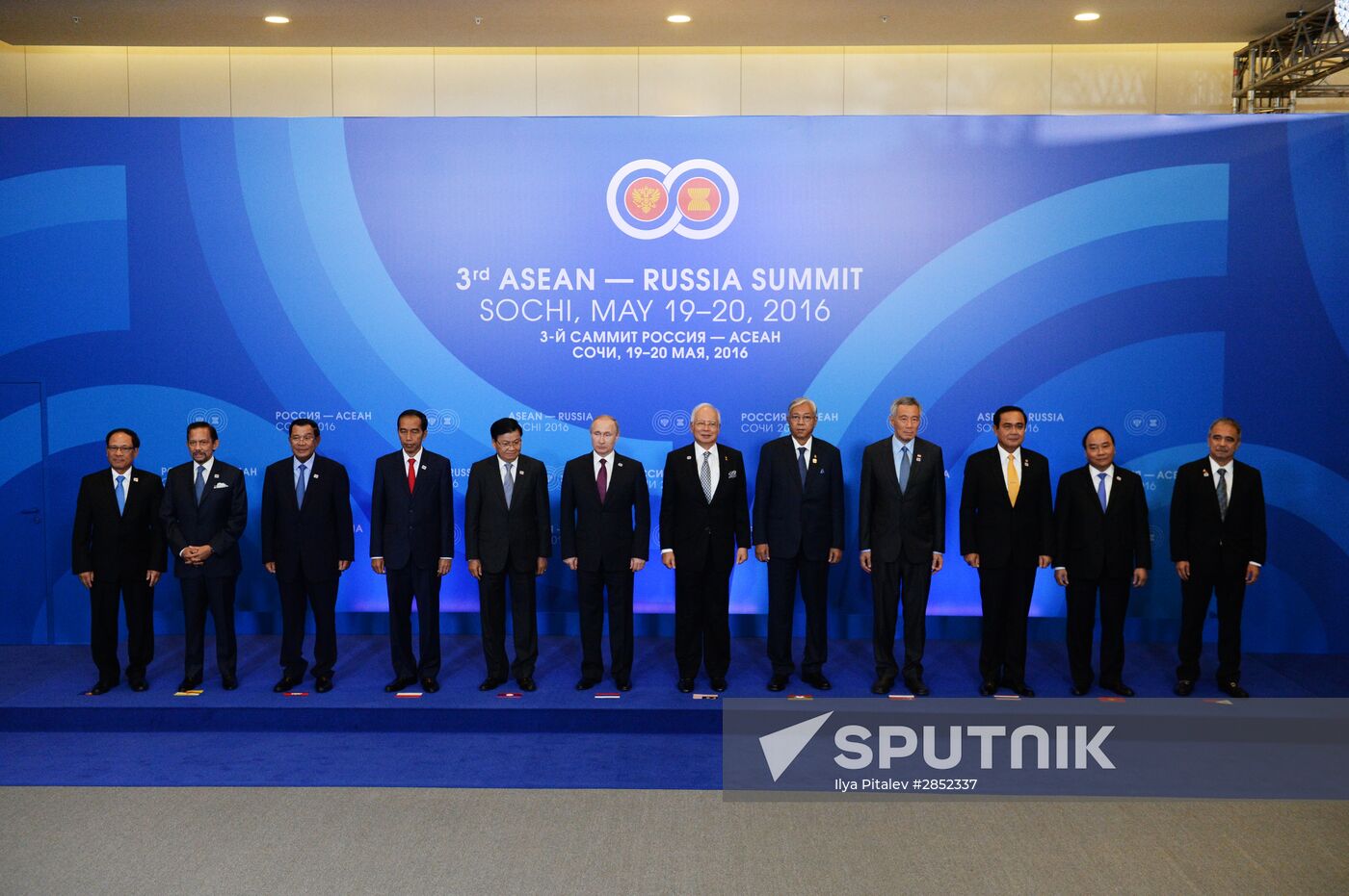 Joint photo session of delegation heads - ASEAN-Russia Summit participants