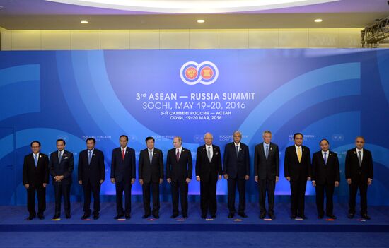 Joint photo session of delegation heads - ASEAN-Russia Summit participants
