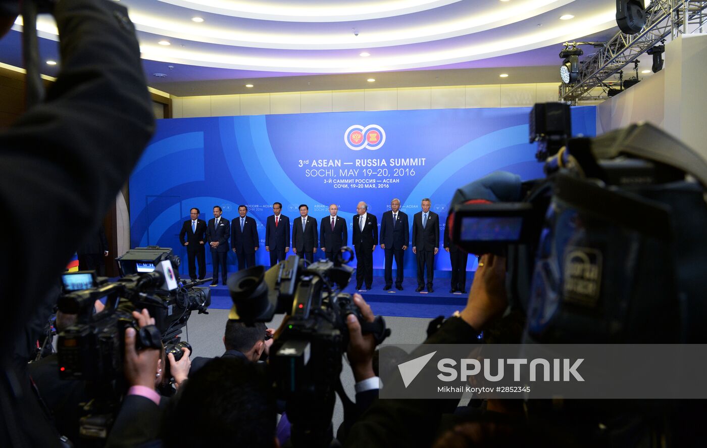 Joint photo session of delegation heads - ASEAN-Russia Summit participants