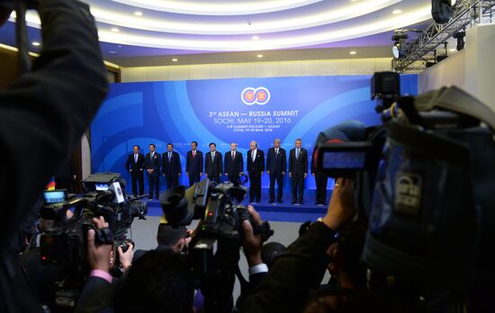 Joint photo session of delegation heads - ASEAN-Russia Summit participants