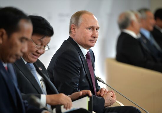 Delegation heads - ASEAN-Russia Summit participants meet with ASEAN-Russia Business Forum members