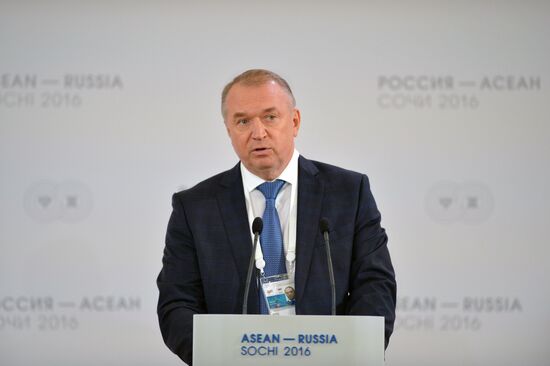 Delegation heads - ASEAN-Russia Summit participants meet with ASEAN-Russia Business Forum members