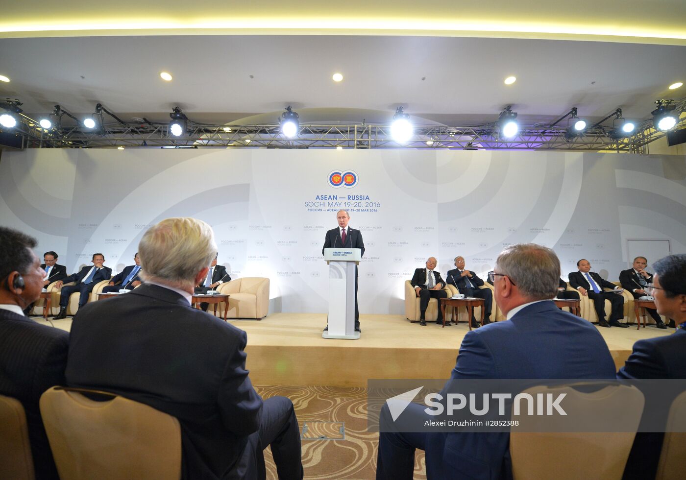 Delegation heads - ASEAN-Russia Summit participants meet with ASEAN-Russia Business Forum members