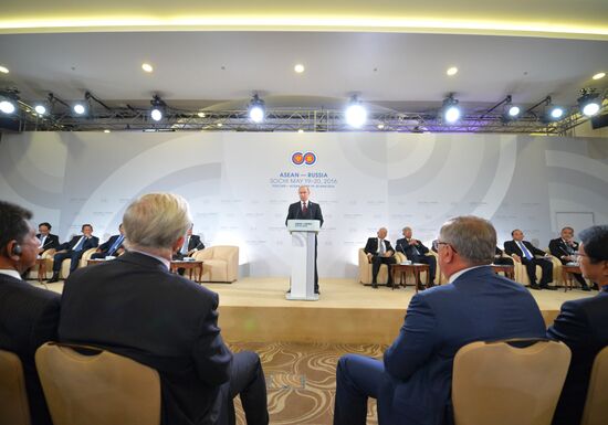 Delegation heads - ASEAN-Russia Summit participants meet with ASEAN-Russia Business Forum members