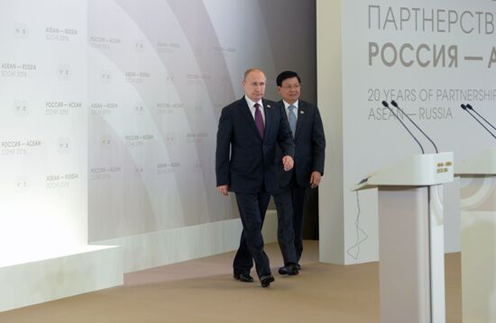 Russian President Vladimir Putin and Prime Minister of Laos Thongloun Sisoulith hold news conference following ASEAN-Russia Summit