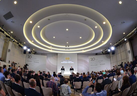 Russian President Vladimir Putin and Prime Minister of Laos Thongloun Sisoulith hold news conference following ASEAN-Russia Summit