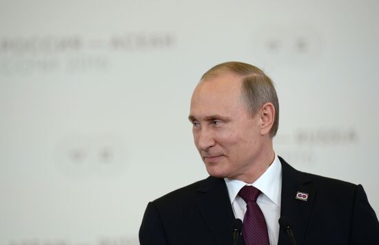 Russian President Vladimir Putin and Prime Minister of Laos Thongloun Sisoulith hold news conference following ASEAN-Russia Summit