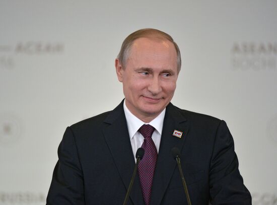 Russian President Vladimir Putin and Prime Minister of Laos Thongloun Sisoulith hold news conference following ASEAN-Russia Summit