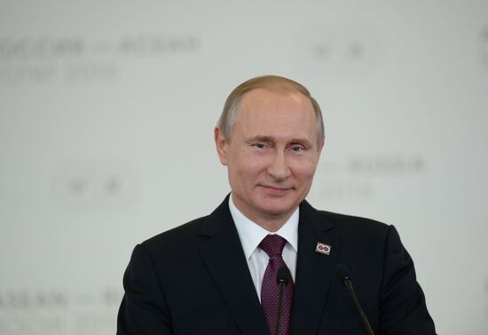 Russian President Vladimir Putin and Prime Minister of Laos Thongloun Sisoulith hold news conference following ASEAN-Russia Summit