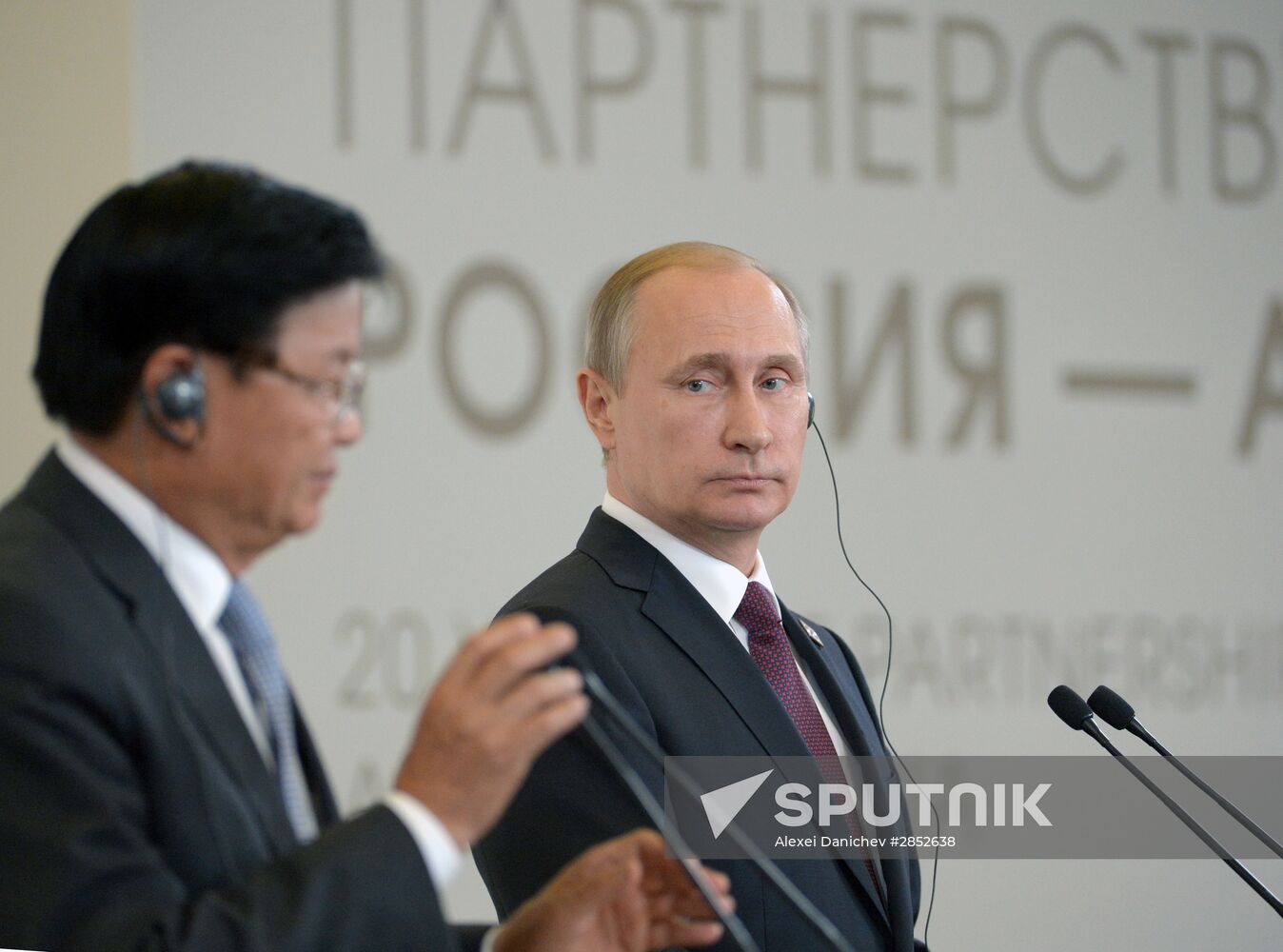 Russian President Vladimir Putin and Prime Minister of Laos Thongloun Sisoulith hold news conference following ASEAN-Russia Summit