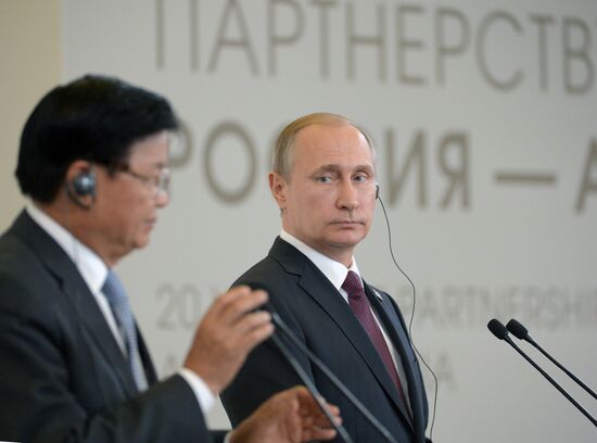 Russian President Vladimir Putin and Prime Minister of Laos Thongloun Sisoulith hold news conference following ASEAN-Russia Summit