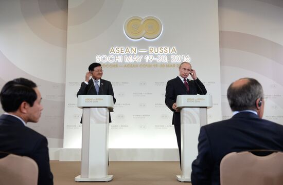 Russian President Vladimir Putin and Prime Minister of Laos Thongloun Sisoulith hold news conference following ASEAN-Russia Summit