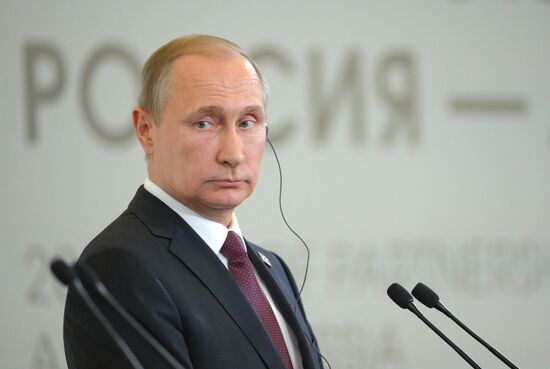 Russian President Vladimir Putin and Prime Minister of Laos Thongloun Sisoulith hold news conference following ASEAN-Russia Summit