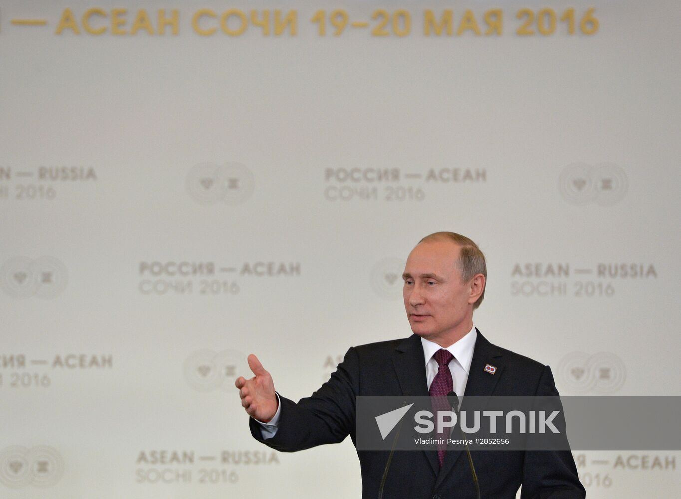 Russian President Vladimir Putin and Prime Minister of Laos Thongloun Sisoulith hold news conference following ASEAN-Russia Summit