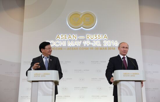 Russian President Vladimir Putin and Prime Minister of Laos Thongloun Sisoulith hold news conference following ASEAN-Russia Summit