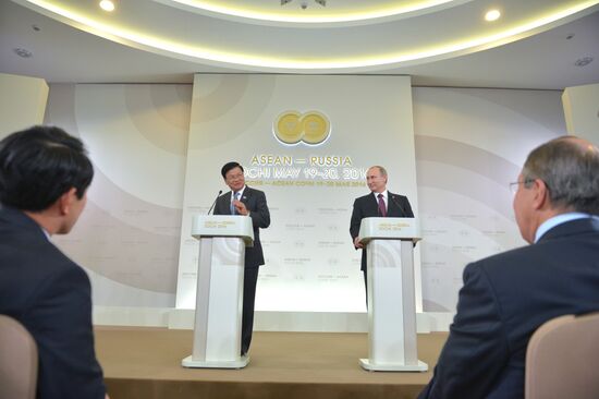 Russian President Vladimir Putin and Prime Minister of Laos Thongloun Sisoulith hold news conference following ASEAN-Russia Summit