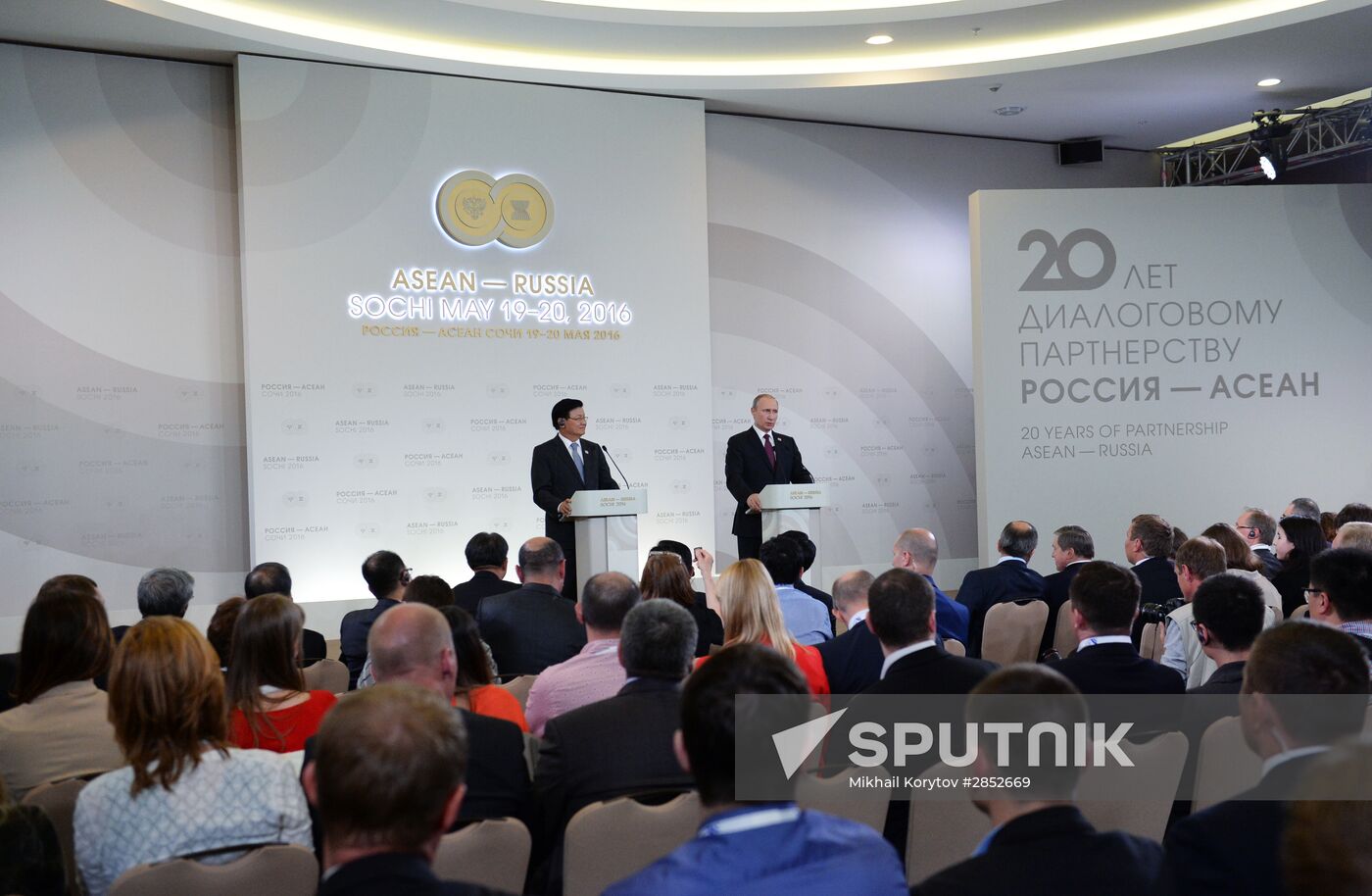 Russian President Vladimir Putin and Prime Minister of Laos Thongloun Sisoulith hold news conference following ASEAN-Russia Summit