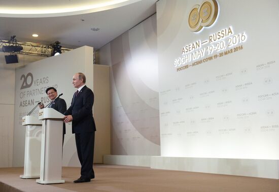 Russian President Vladimir Putin and Prime Minister of Laos Thongloun Sisoulith hold news conference following ASEAN-Russia Summit