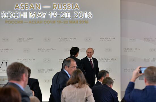 Russian President Vladimir Putin and Prime Minister of Laos Thongloun Sisoulith hold news conference following ASEAN-Russia Summit
