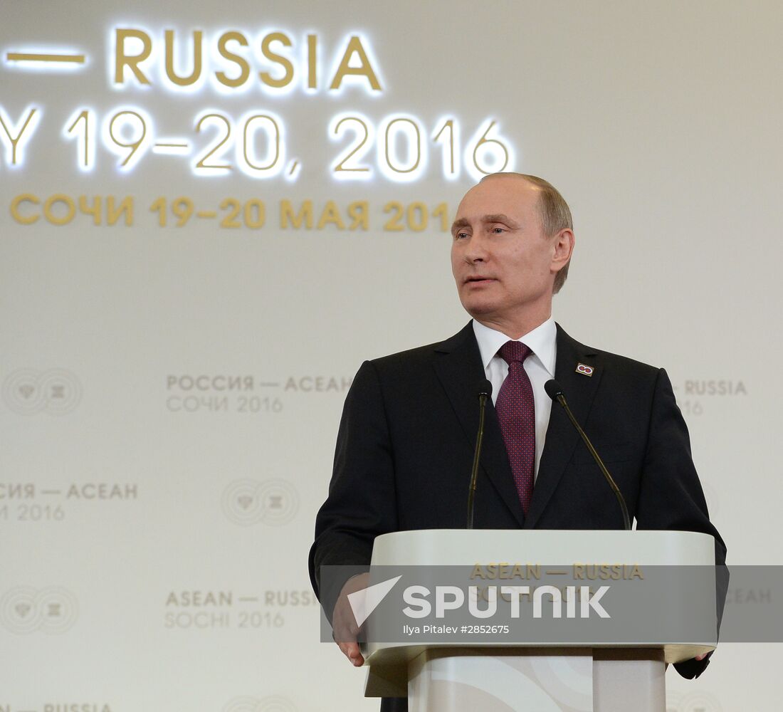 Russian President Vladimir Putin and Prime Minister of Laos Thongloun Sisoulith hold news conference following ASEAN-Russia Summit