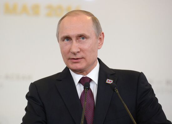 Russian President Vladimir Putin and Prime Minister of Laos Thongloun Sisoulith hold news conference following ASEAN-Russia Summit