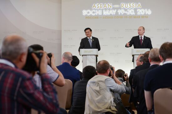 Russian President Vladimir Putin and Prime Minister of Laos Thongloun Sisoulith hold news conference following ASEAN-Russia Summit