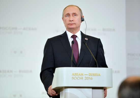Russian President Vladimir Putin and Prime Minister of Laos Thongloun Sisoulith hold news conference following ASEAN-Russia Summit