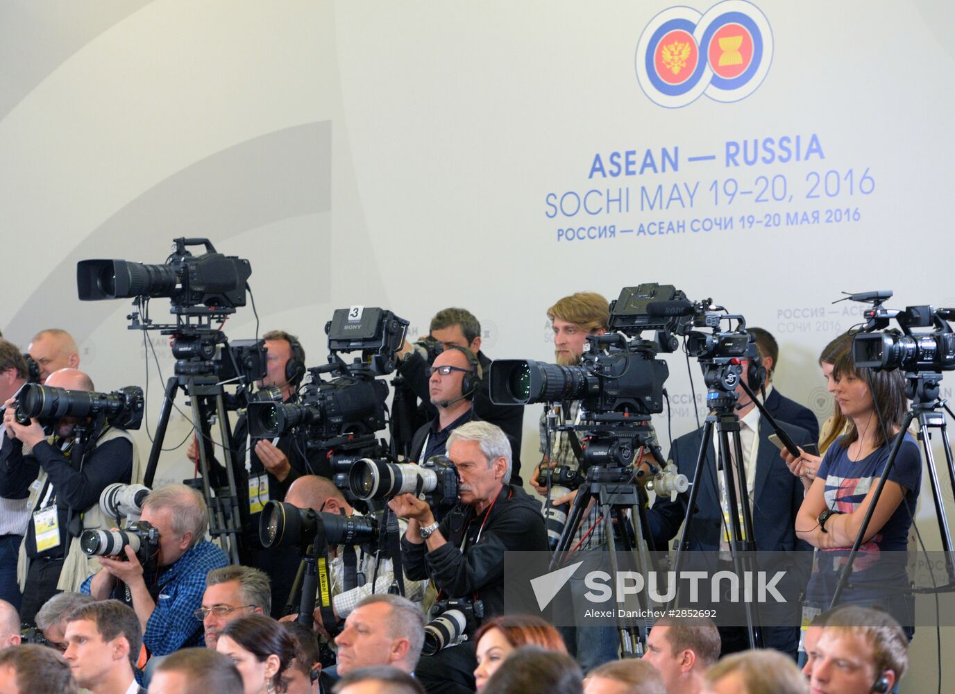 Russian President Vladimir Putin and Prime Minister of Laos Thongloun Sisoulith hold news conference following ASEAN-Russia Summit
