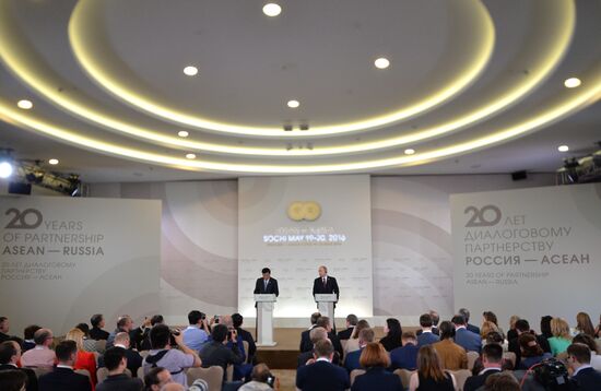 Russian President Vladimir Putin and Prime Minister of Laos Thongloun Sisoulith hold news conference following ASEAN-Russia Summit