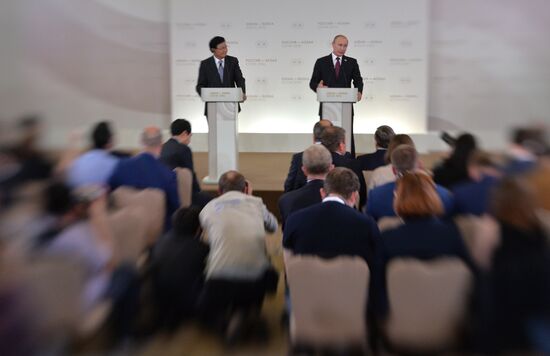 Russian President Vladimir Putin and Prime Minister of Laos Thongloun Sisoulith hold news conference following ASEAN-Russia Summit