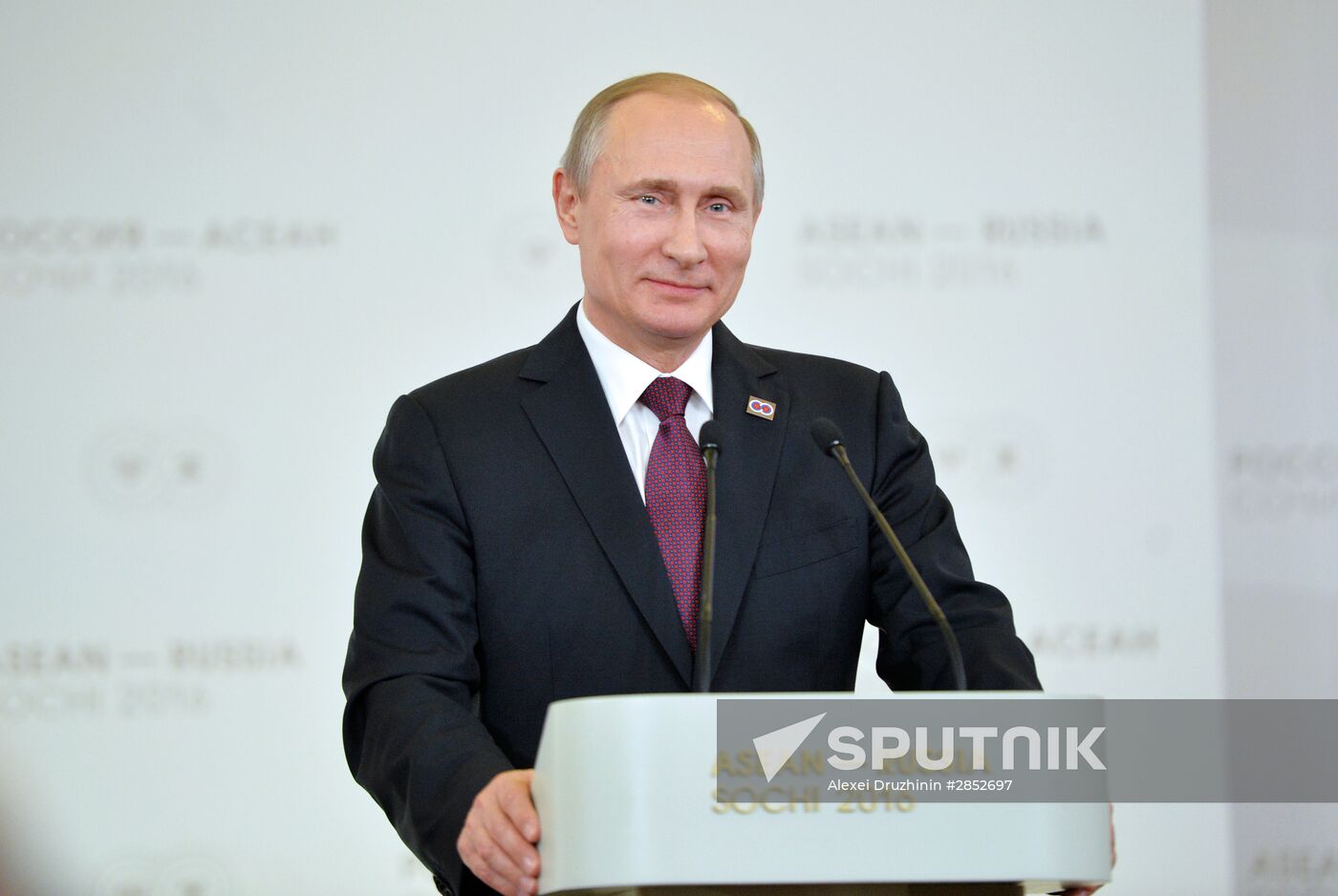 Russian President Vladimir Putin and Prime Minister of Laos Thongloun Sisoulith hold news conference following ASEAN-Russia Summit