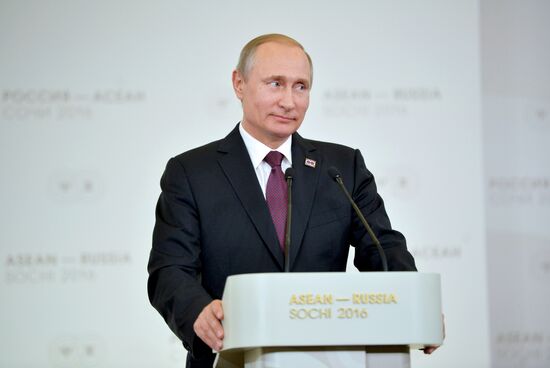 Russian President Vladimir Putin and Prime Minister of Laos Thongloun Sisoulith hold news conference following ASEAN-Russia Summit
