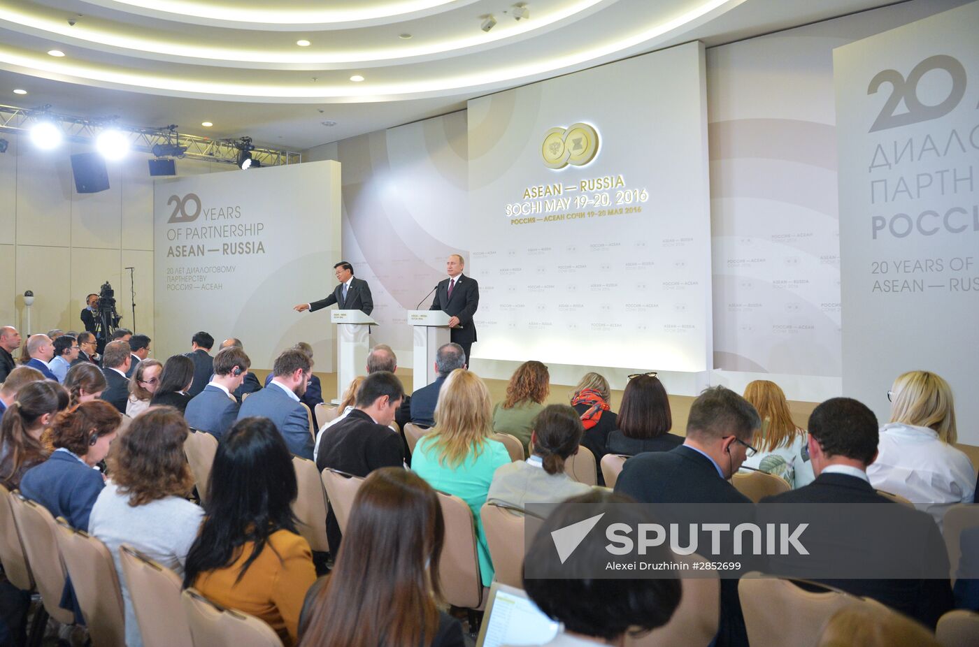 Russian President Vladimir Putin and Prime Minister of Laos Thongloun Sisoulith hold news conference following ASEAN-Russia Summit