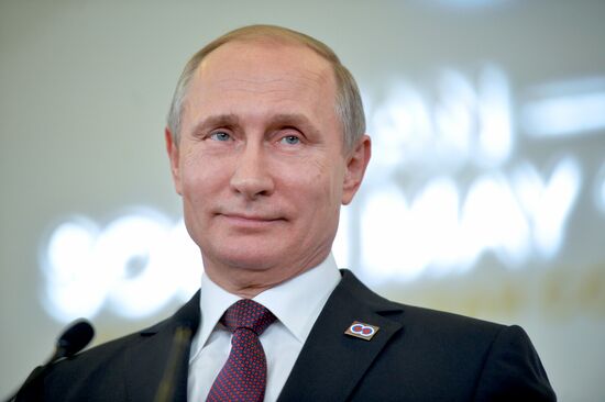 Russian President Vladimir Putin and Prime Minister of Laos Thongloun Sisoulith hold news conference following ASEAN-Russia Summit